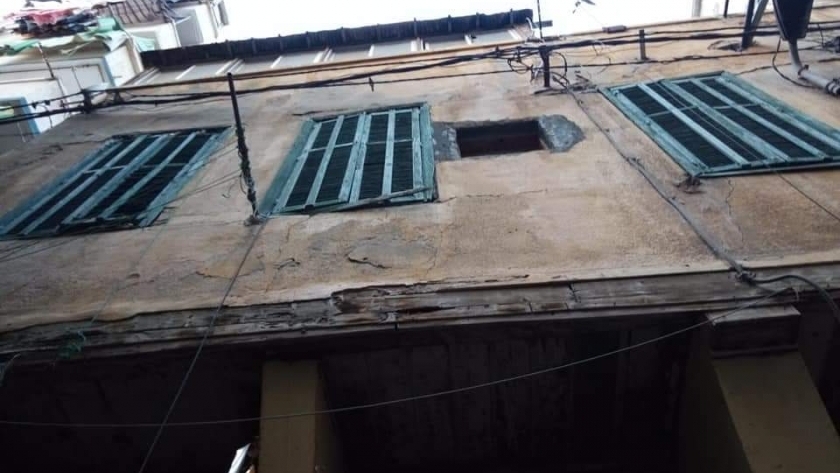 سقوط أجزاء من عقار قديم ب"جمرك الإسكندرية" دون إصابات