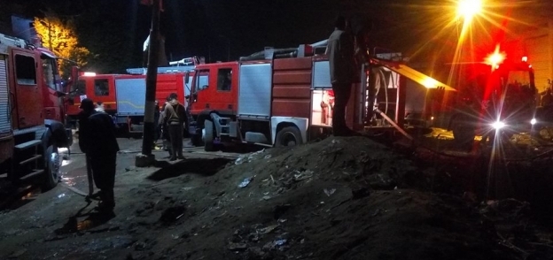 بالصور| 8 سيارات إطفاء للسيطرة على حريق في مصنع بأبو حماد