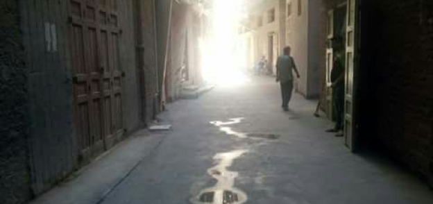 عبد الحميد يتابع أعمال الرصف بالبلاطات الخرسانية بشوارع مركز ومدينة دمياط