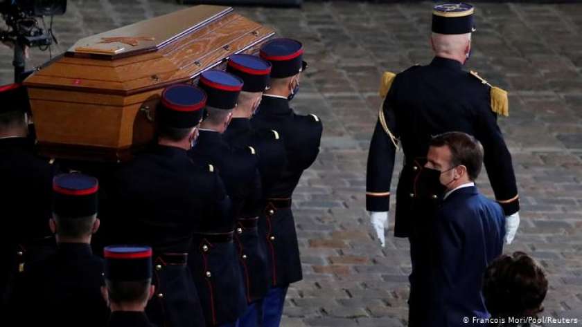 ماكرون في جنازة المعلم الفرنسي