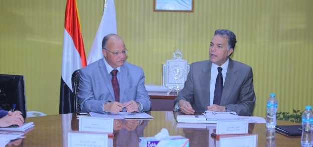 وزير النقل أثناء اجتماعه مع محافظ القاهرة