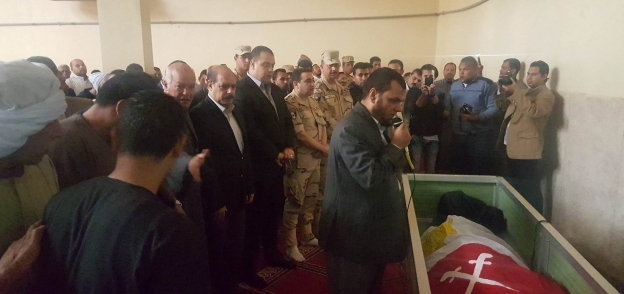 بالصور| أهالي الفيوم يشيعون جنازة الشهيد مجند "عبدالرحمن محمود" ضحية الإرهاب
