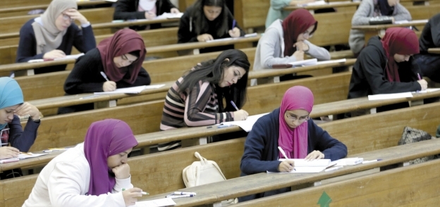 طالبات كلية الآداب بعين شمس أثناء أداء الامتحان