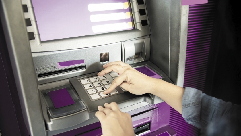 مصادر مصرفية: عدة بنوك تدرس طرح 5 و10 جنيه بالصراف الآلي