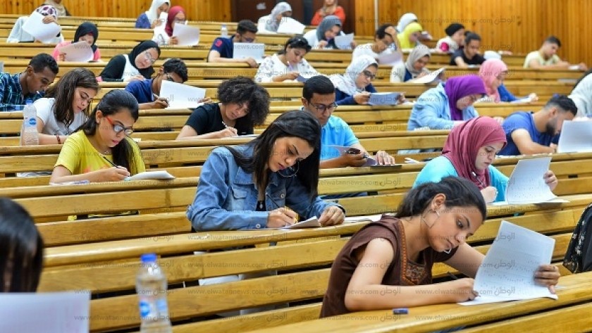 طالبات أثناء أداء اختبارات القدرات للالتحاق بالجامعات التكنولوجية