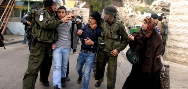 قوات الاحتلال تعتقل فلسطنيين - صورة أرشيفية