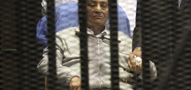 مبارك داخل قفص الاتهام فى احدى جلسات محاكمته - ارشيف