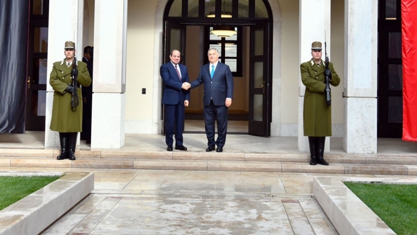 الرئيس السيسي يعقد مباحثات على مستوى القمة مع رئيس الوزراء المجري
