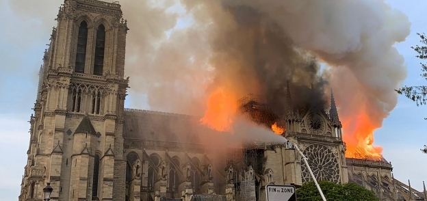 حريق في كاتدرائية بباريس