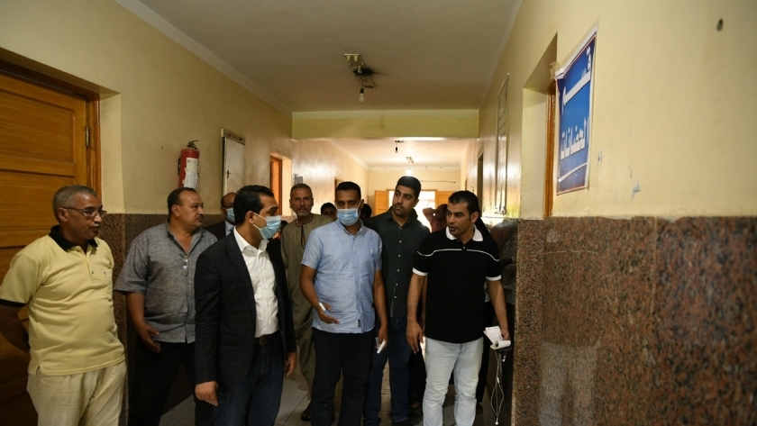 نائب محافظ قنا يتفقد مستشفى دشنا المركزي