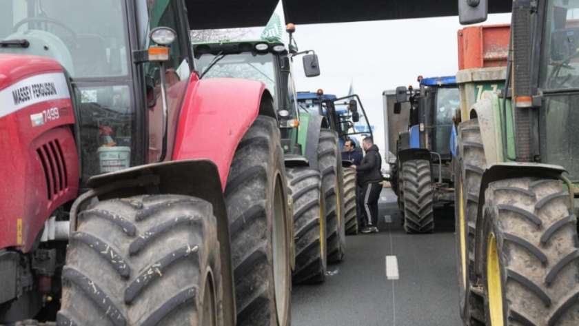 الجرارت الزراعية تقطع الطرق الفرنسية