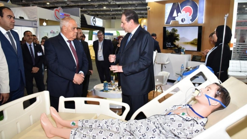 رئيس «العربية للتصنيع» يتفقد جناح الهيئة بمعرض «صحة أفريقيا»