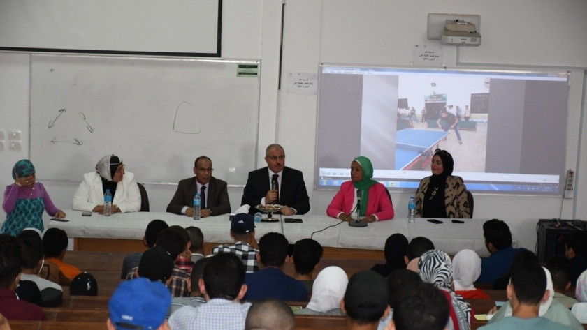 وزير التعليم العالي يستعرض تقريرا عن الأسبوع التعريفي لجامعة الإسماعيلية الأهلية