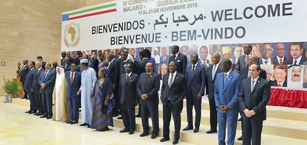 رؤساء الدول العربية والأفريقية المشاركون فى القمة قبل بدء الاجتماعات أمس