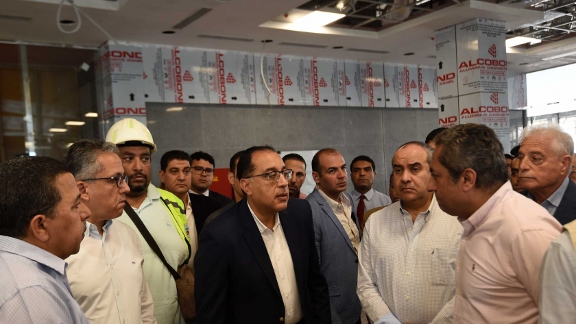 رئيس الوزراء يتفقد محطات شحن الأتوبيسات بالكهرباء في شرم الشيخ