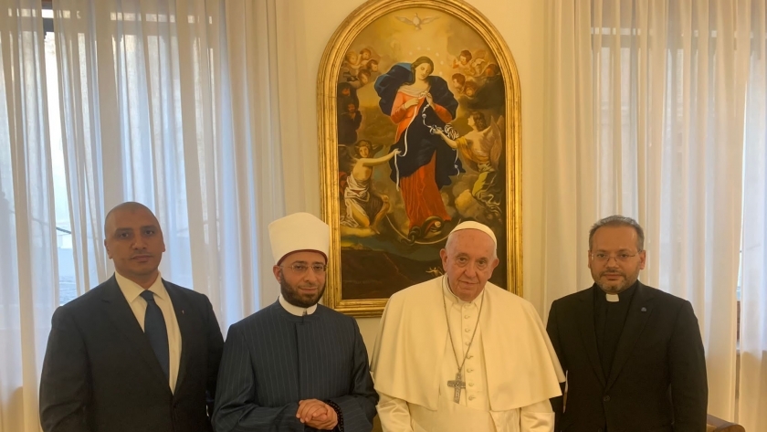 البابا فرنسيس خلال استقباله الدكتور أسامة الأزهري
