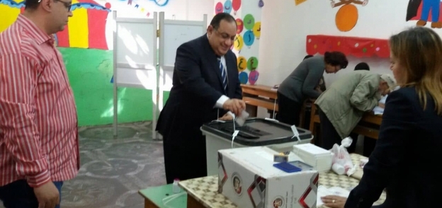 رئيس جامعة حلوان يدلي بصوته بالانتخابات الرئاسية