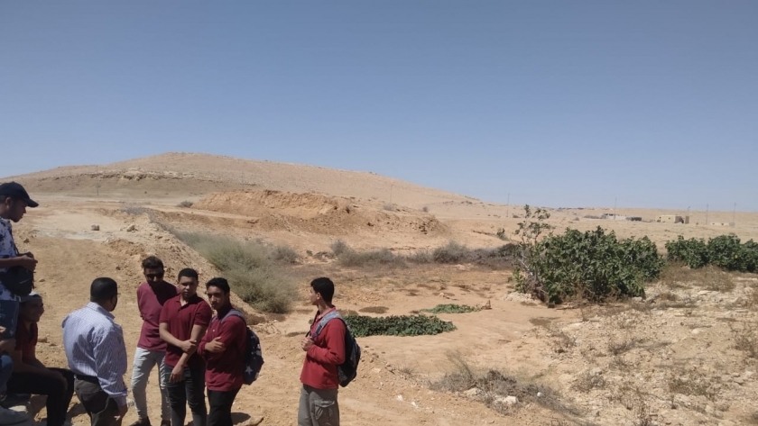 جانب من تدريب طلاب الزراعة المطرية بصحراء مطروح