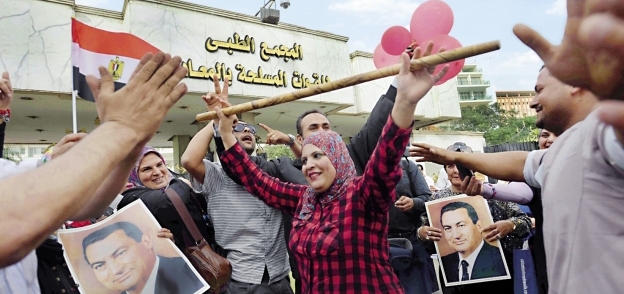 المحتفلون بعيد ميلاد «مبارك» أمام مستشفى المعادى