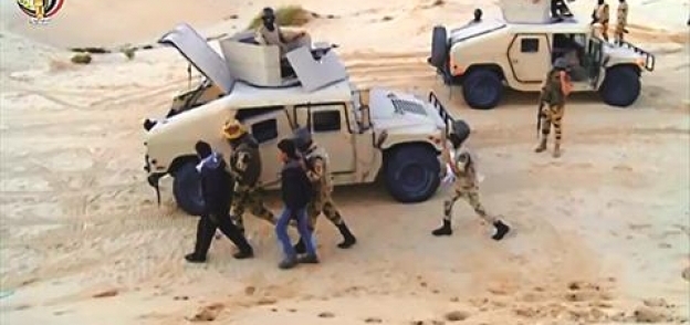قوات الجيش أثناء القبض على تكفيريين بسيناء «صورة أرشيفية»