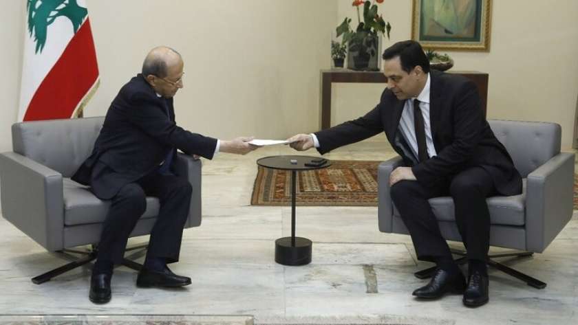 حسان دياب يسلم الرئيس اللبناني استقالته