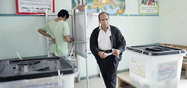 أحد الناخبين يدلى بصوته فى المرحلة الأولى للانتخابات «صورة أرشيفية»