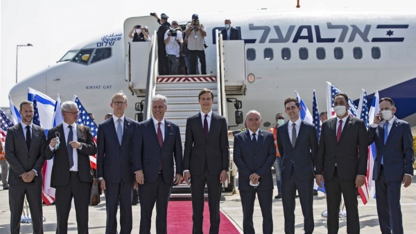 صور.. أبو ظبي تستقبل أولى رحلات الطيران بين إسرائيل والإمارات