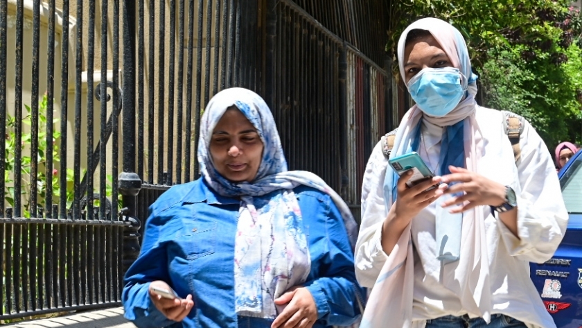 الطالبات يرتدن الكمامات الطبية أثناء أداء امتحانات الثانوية العامة