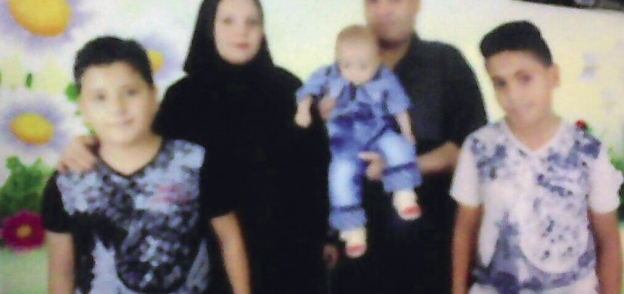 «محمد» وزوجته مع أطفاله الثلاثة قبل حادث القطار