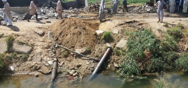 بالصور| إزالة محطات رفع مخالفة لبيع المياه لأراضي "وضع اليد" ببني سويف