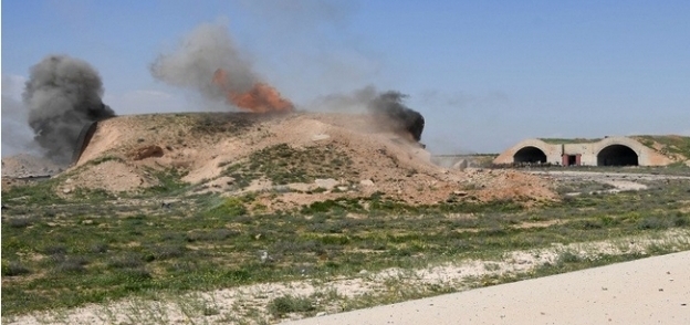 آثار الضربات الأمريكية لمطار الشعيرات العسكري السوري