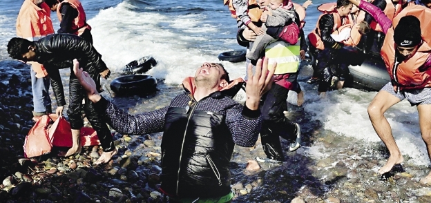 اللاجئون يضطرون إلى الهروب من دمار الحروب «أ. ف. ب»