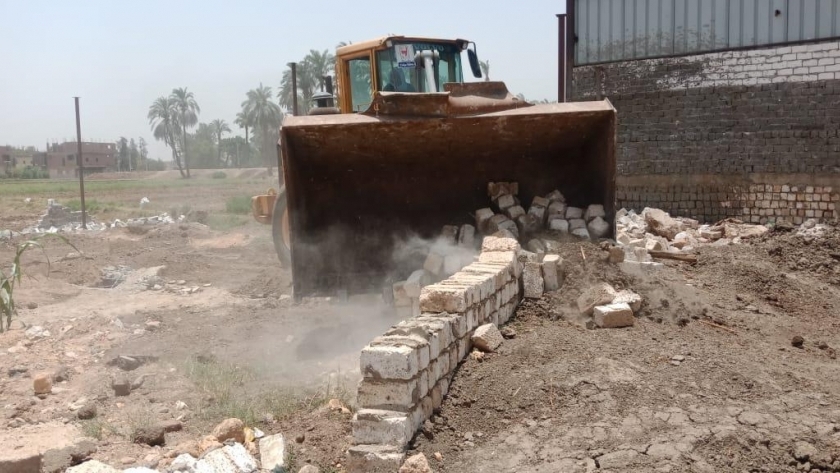 محافظة سوهاج : إزالة 21 حالة تعدي على الاراضي الزراعية والبناء المخالف