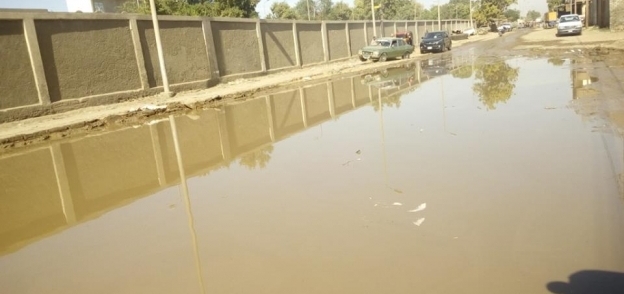 مياه الصرف الصحي تؤثر على الحركة المرورية بكوم أمبو