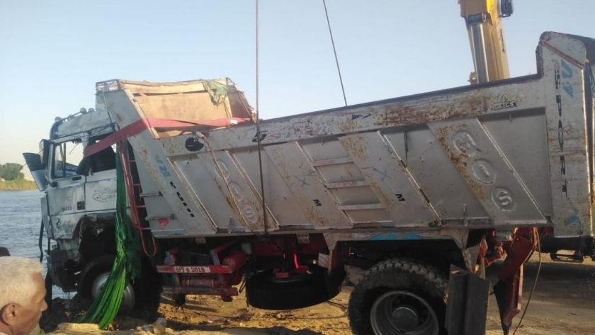 انتشال سيارة نقل سقطت من معدية نيلية في بني سويف (صور)
