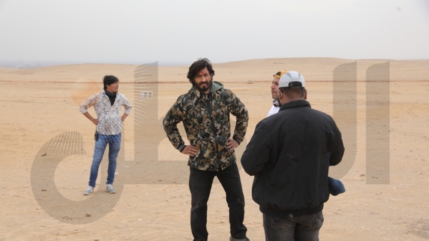 فيديوت جاموال خلال تصوير  فيلم «خدا حافظ» بالأهرامات