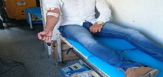 يمني يتبرع بدمائه لشهداء الروضة