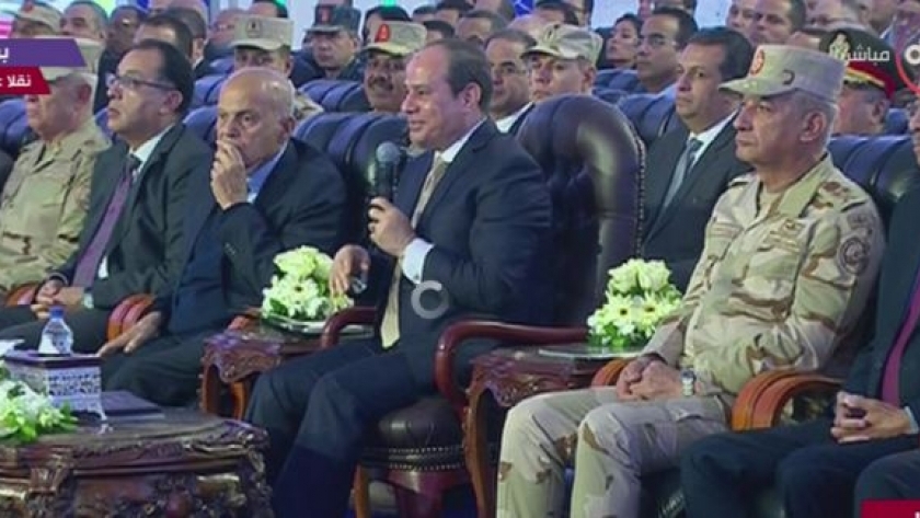 الدكتور مجدي يعقوب جراح القلب العالمي، يجلس بجوار الرئيس عبدالفتاح السيسي