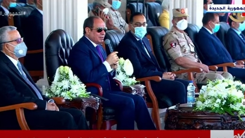 الرئيس السيسي خلال تفقده معدات مبادرة حياة كريمة