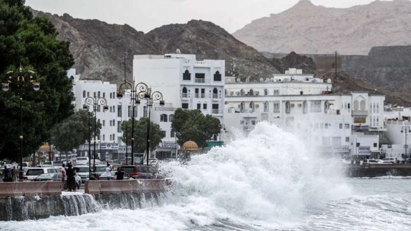ارتفاع الأمواج بسبب الإعصار شاهين