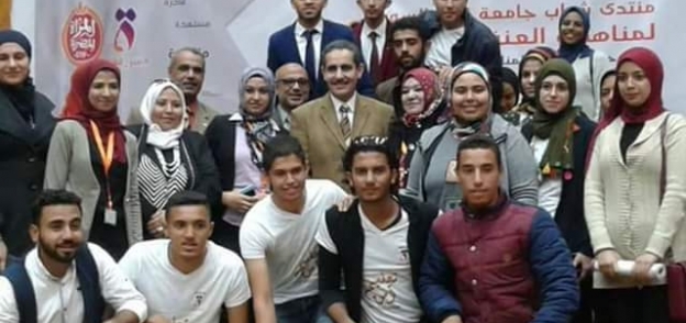 د طارق رحمي يتوسط طلاب جامعة القناة