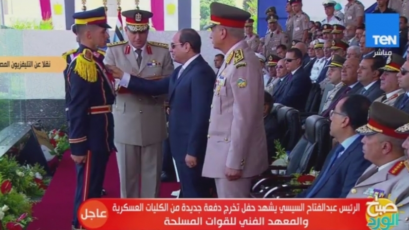 الرئيس عبد الفتاح السيسي وأوائل الخريجين