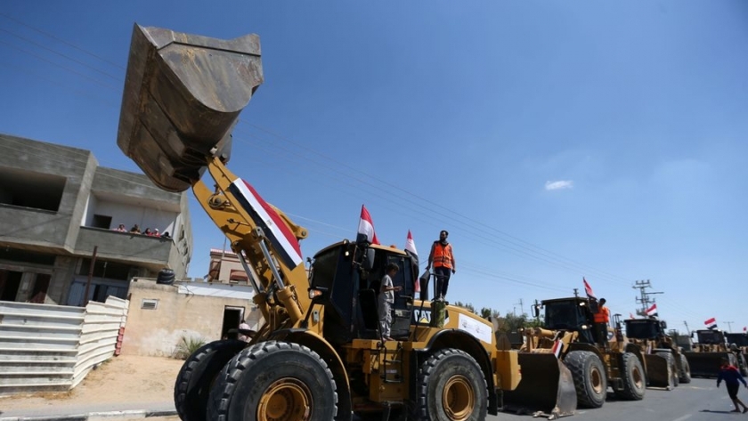 معدات الشركات المصرية فى عملية إعادة إعمار قطاع غزة