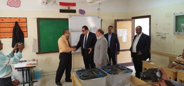 محافظ الفيوم ومدير الأمن يتفقدان اللجان الانتخابية بالمدينة