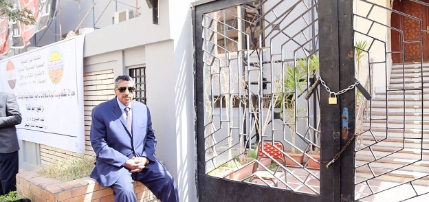 نقيب العلميين أمام مقر مدينة نصر بعد سيطرة المجلس عليه العام الماضي