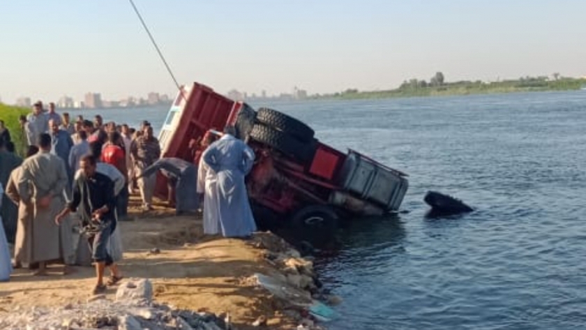 انتشال سيارة من نهر النيل-أرشيفية
