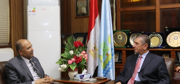 محافظ كفر الشيخ ورئيس هيئة المساحة خلال توقيعهما البروتوكول