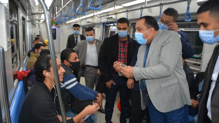 «المترو» يشن حملة لضبط المخالفين لارتداء الكمامة داخل القطارات