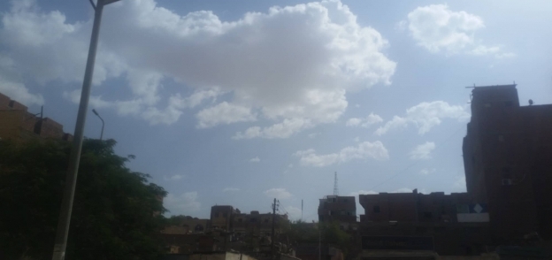 بالصور| لليوم الثاني.. الغيوم تخيم على سماء مدينة أسوان