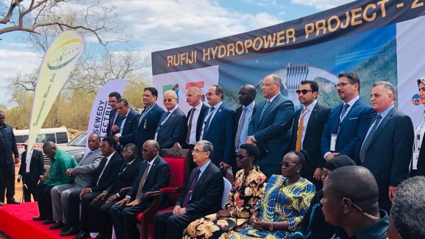 الكهرباء تشارك في مراسم وضع حجر الأساس لمشروع سد روفيجي للطاقة الكهرومائية بتنزانيا